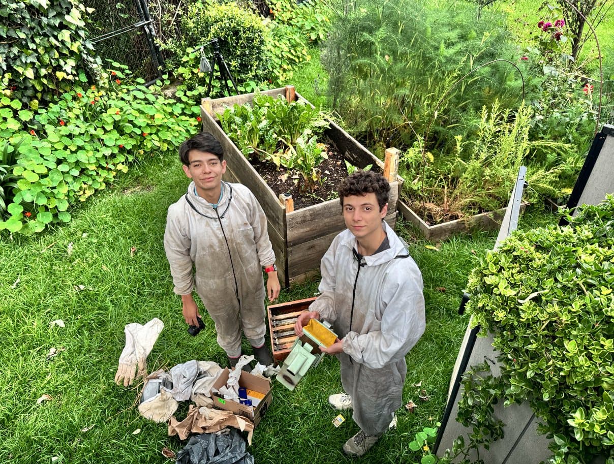 Apicultores en el huerto